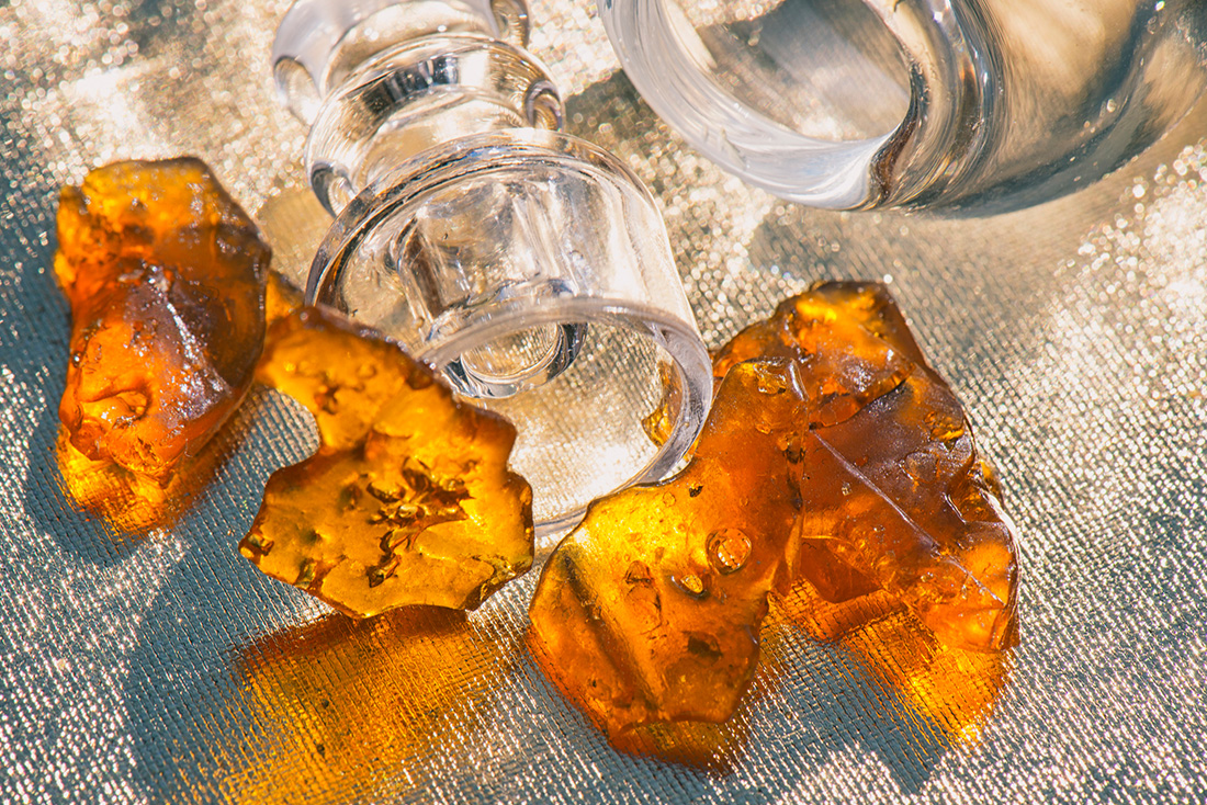 Cannabis Concentrate Oil Shatter and Glass Dab Rig